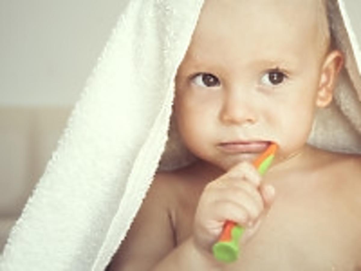 Dziecko myje ząbki