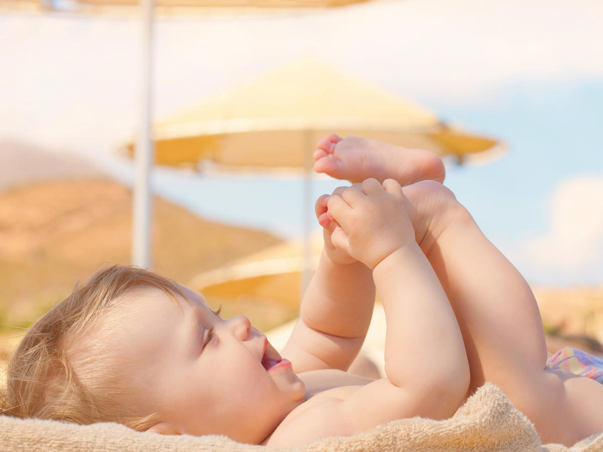 Dziecko na plaży opalanie