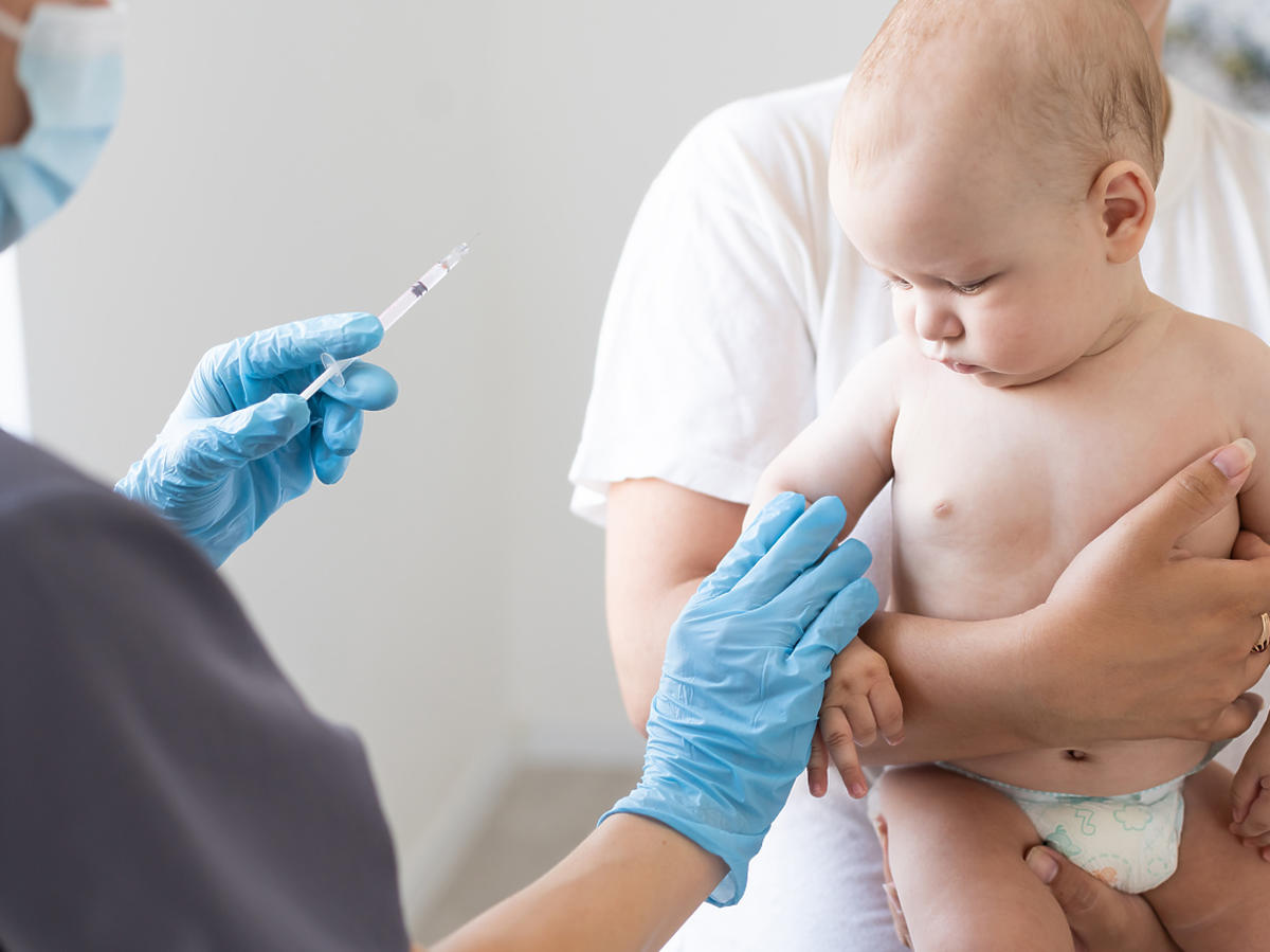dziecko na szczepieniu