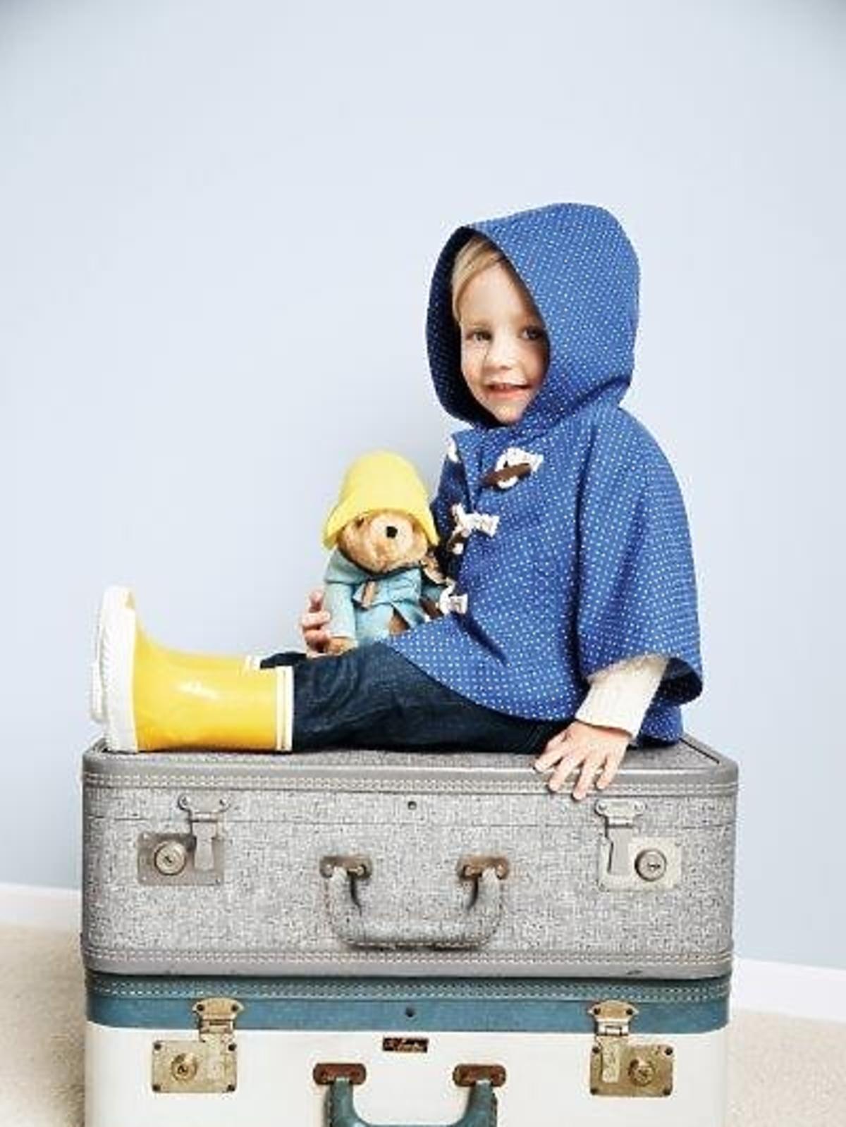 Dziecko na walizkach w ubranku z kolekcji Miś Paddington/ BabyGAP