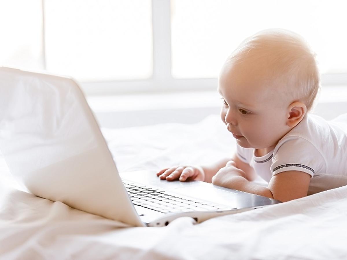 dziecko, niemowlak, laptop, dziecko w sieci