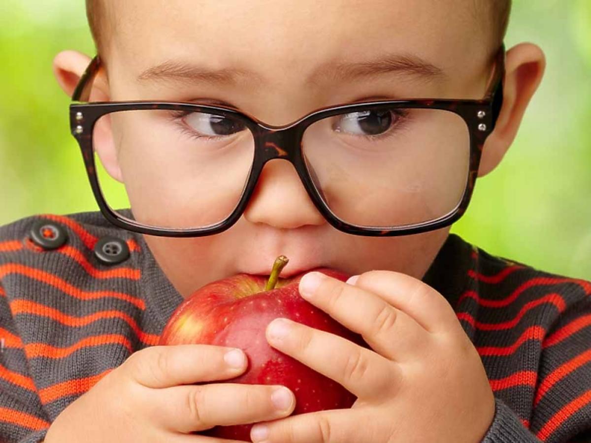 dziecko, okulary, jabłko, jedzenie