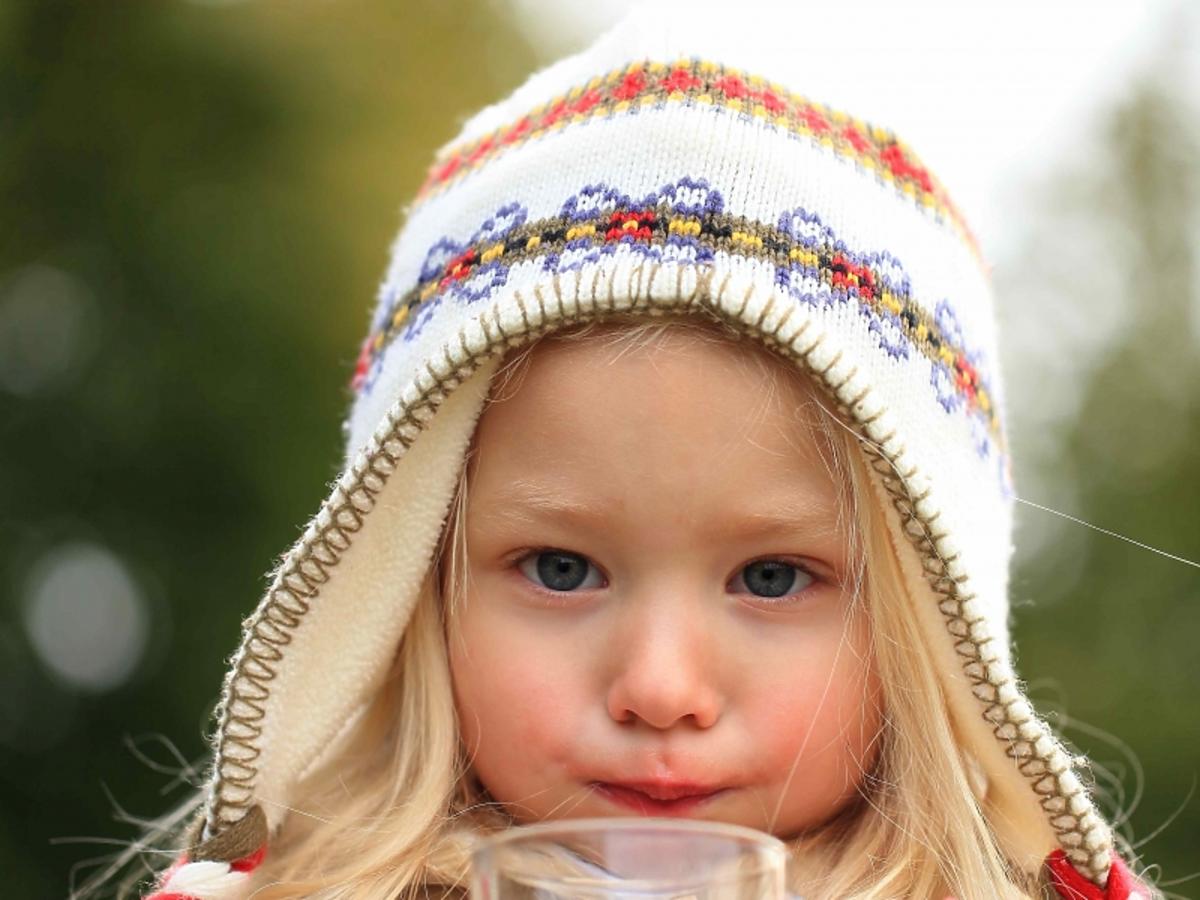 Dziecko pije ciepły napój