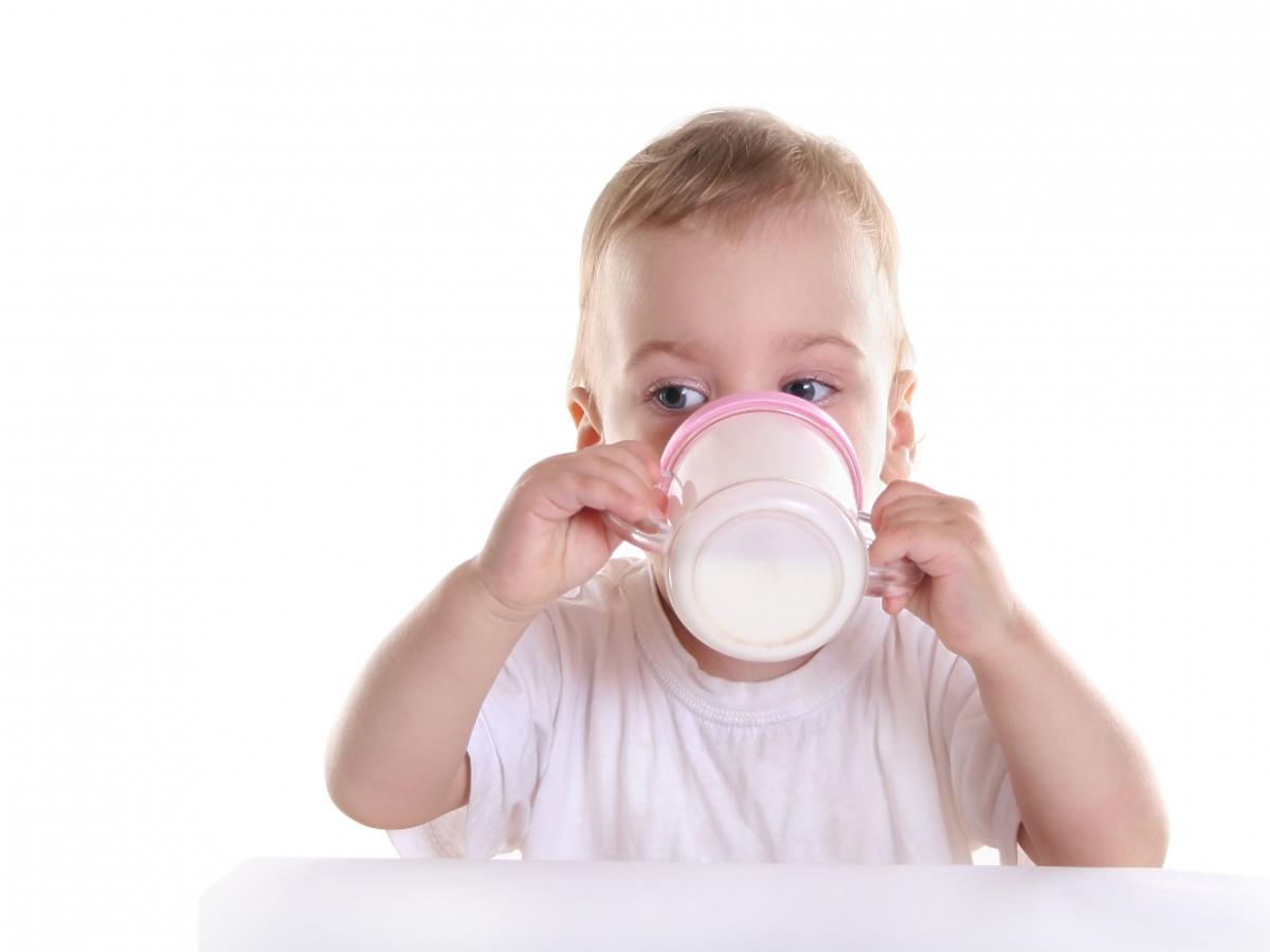 Dziecko pije mleko