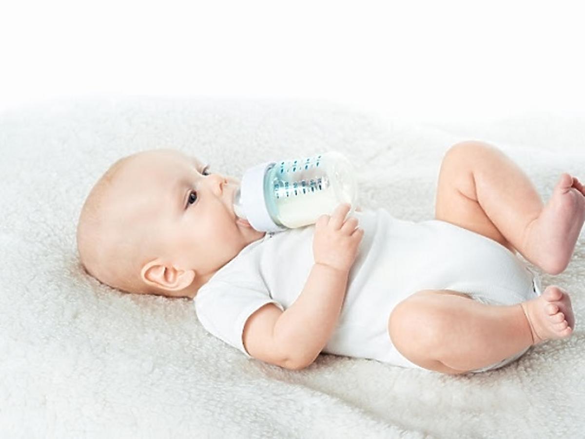 dziecko pije mleko