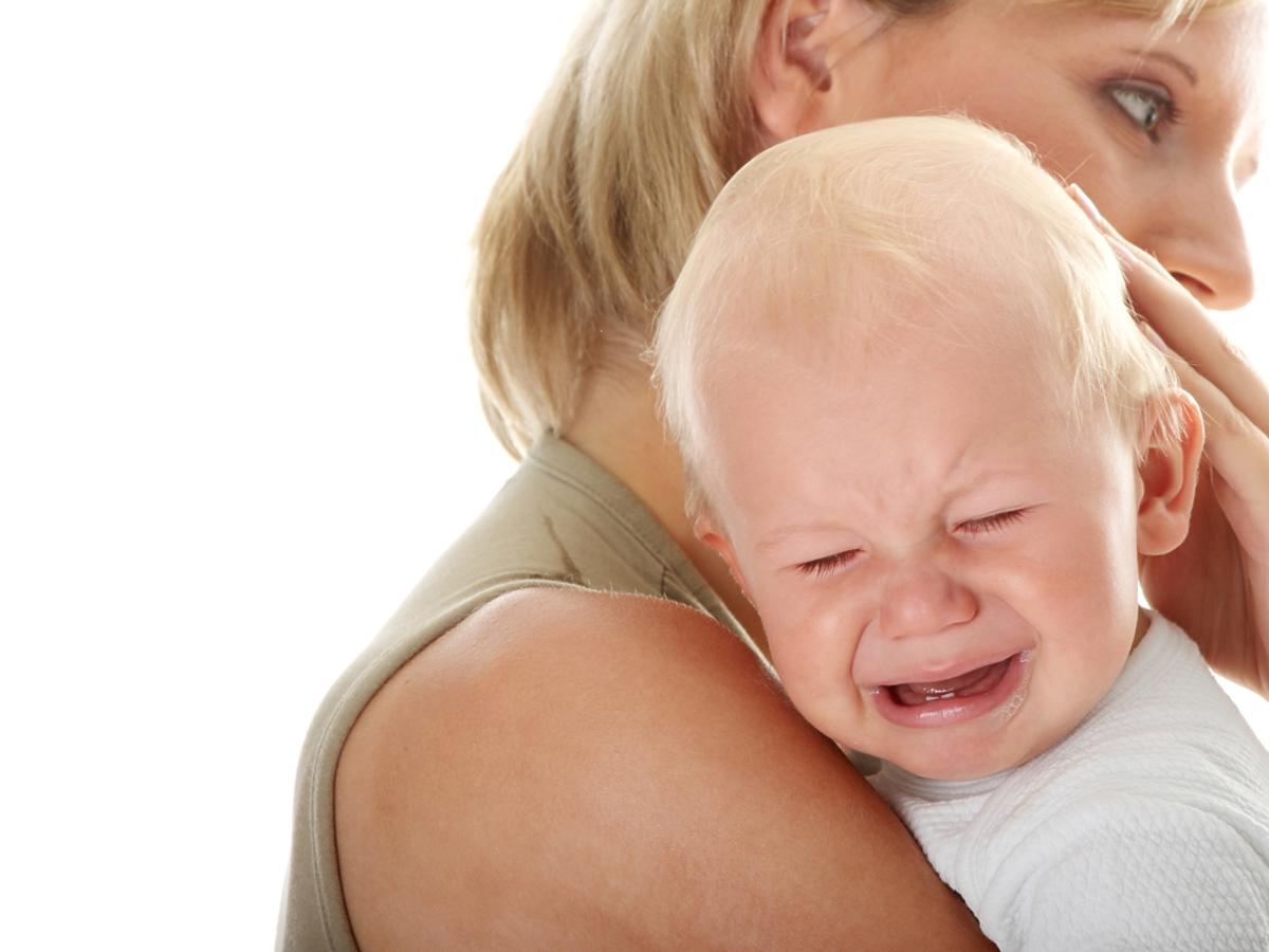 dziecko płacze w ramionach mamy