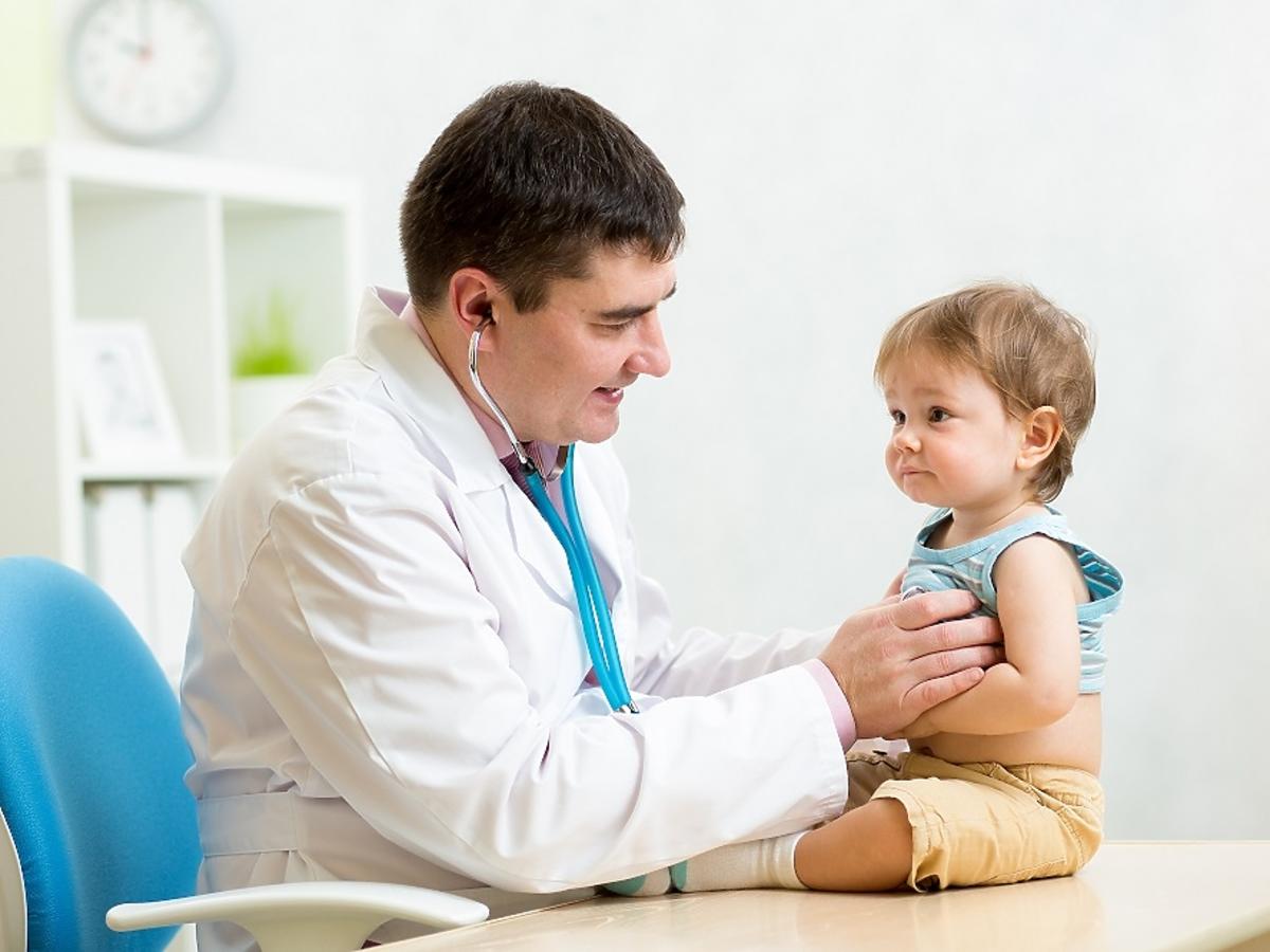 Dziecko podczas badania; wizyta u lekarza
