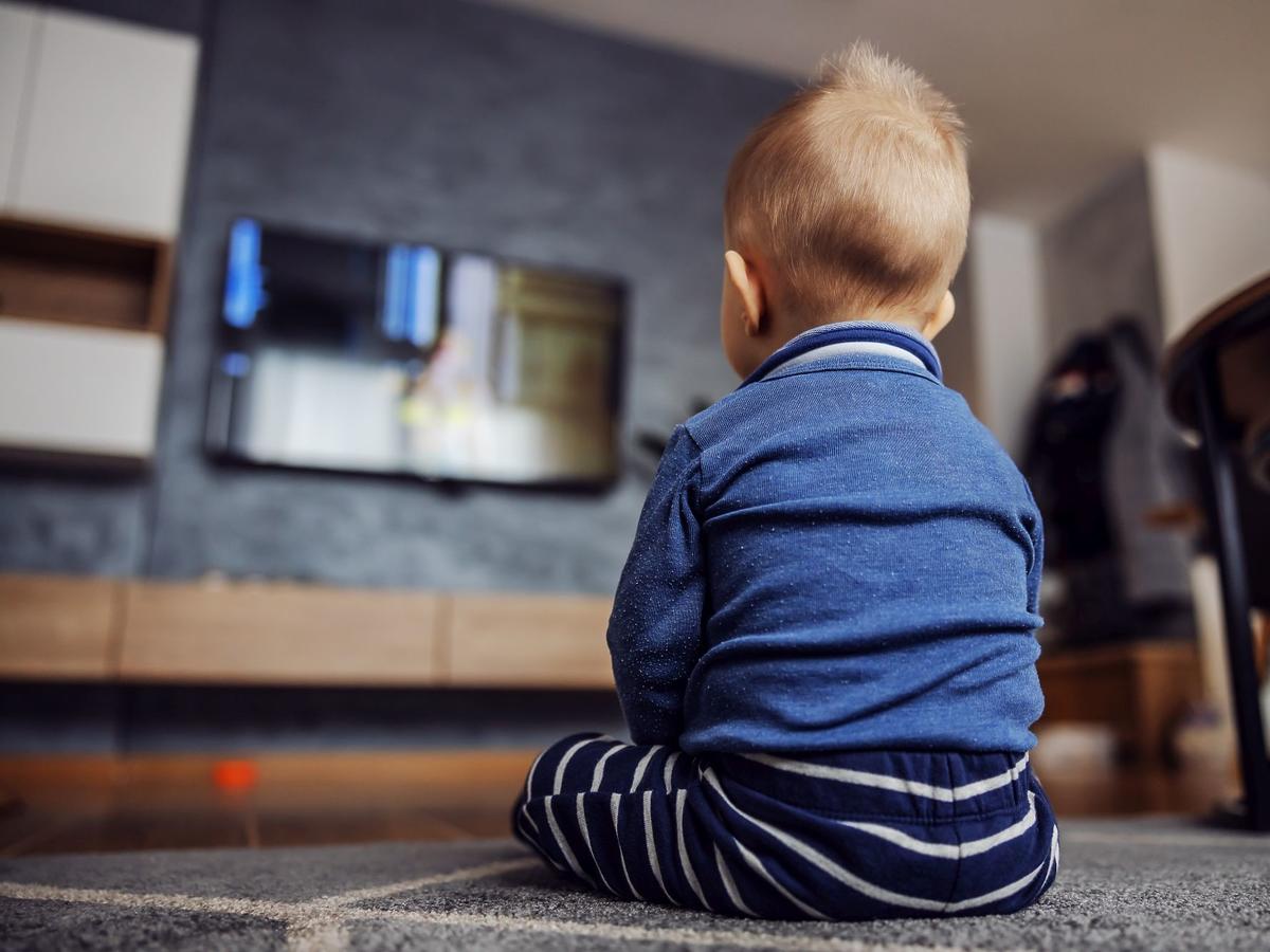 dziecko przed telewizorem