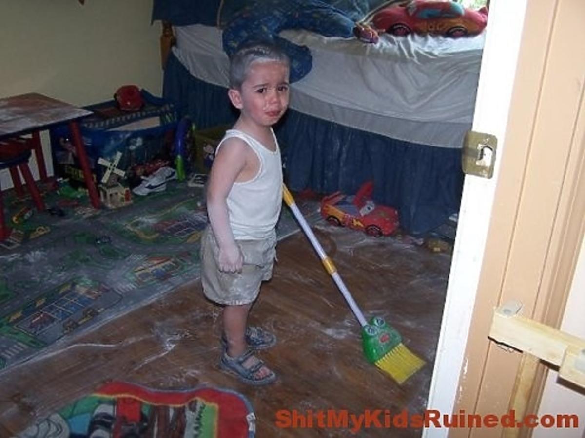 Chłopiec sprząta pokój