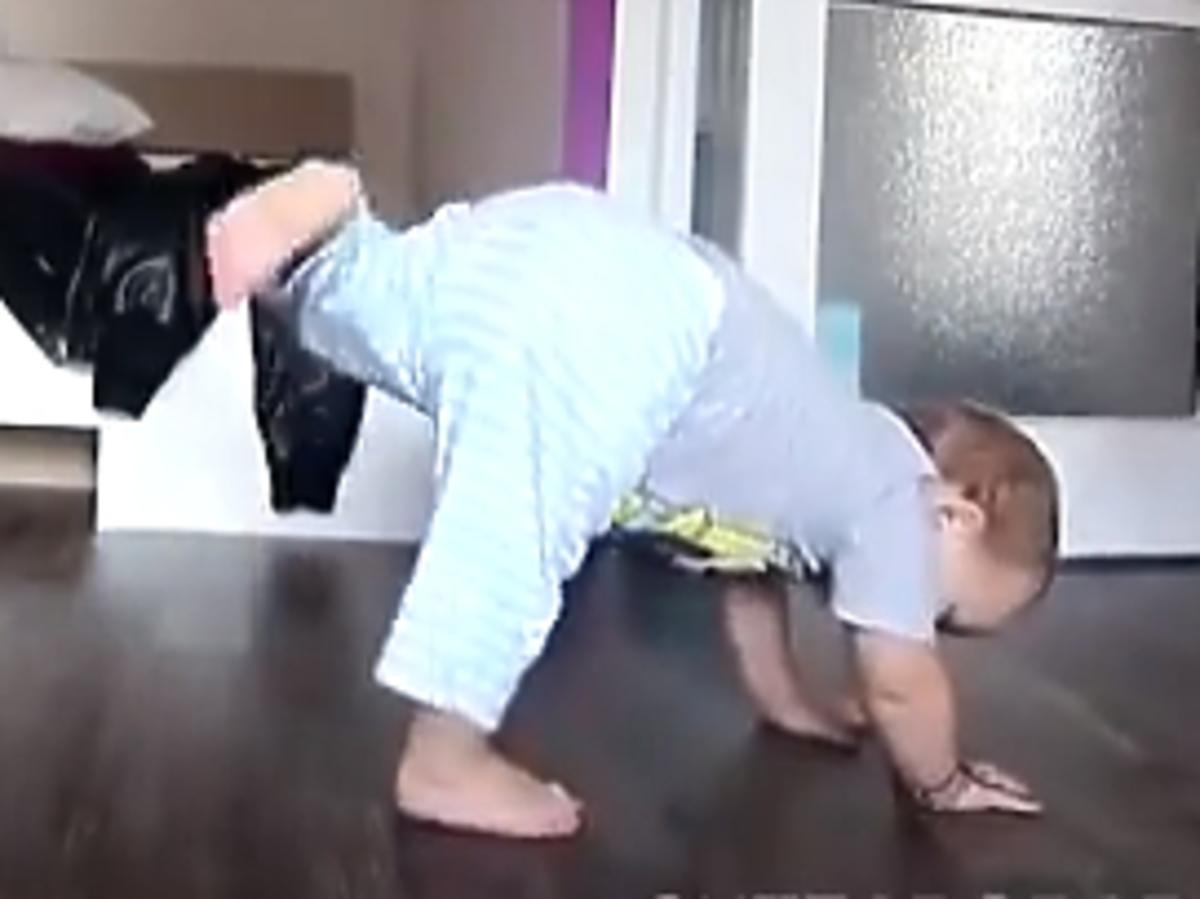 dziecko tańczy breakdance