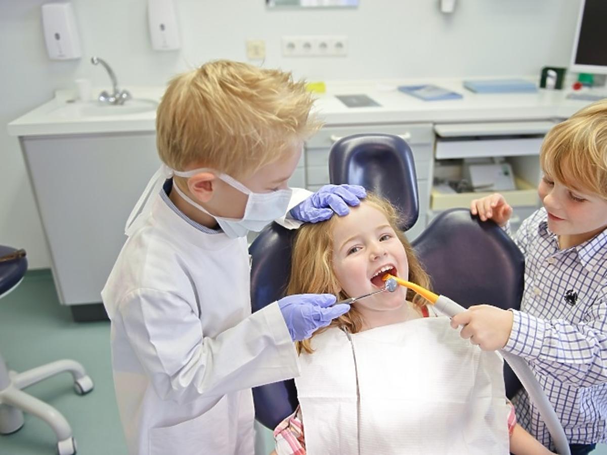dziecko u dentysty, gabinet stomatologiczny, stomatolog, dzieci, zabawa w dentystę