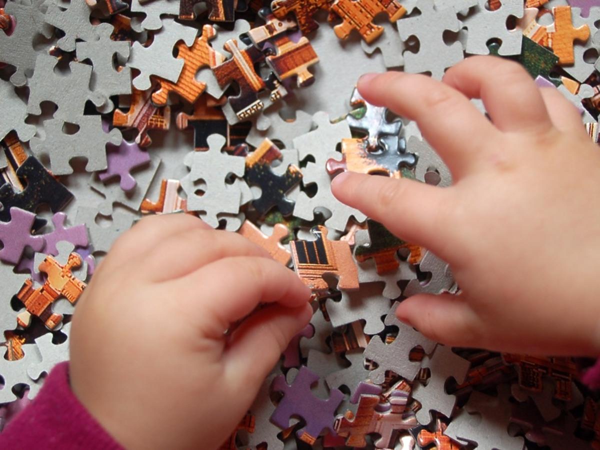dziecko układa puzzle