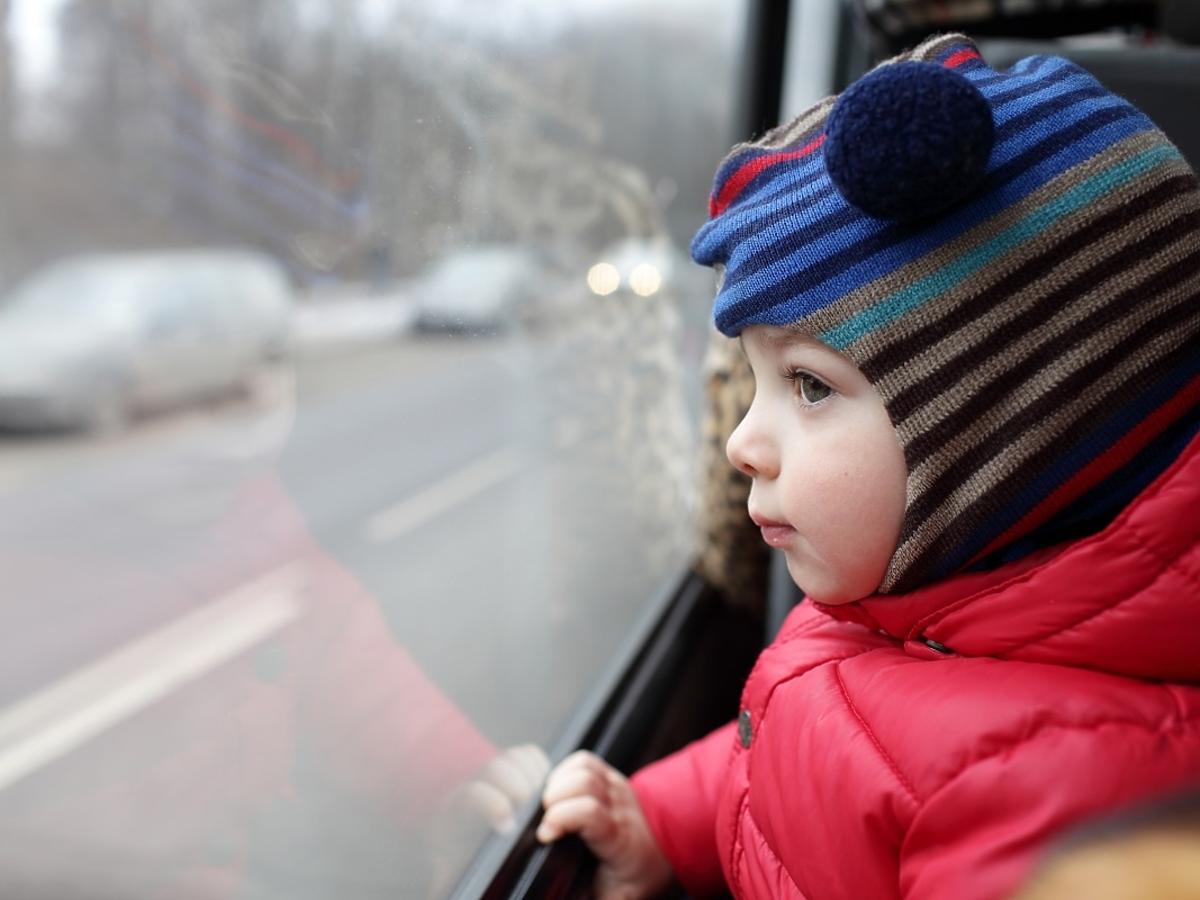 Dziecko w autobusie - kiedy ustąpić miejsce siedzące?