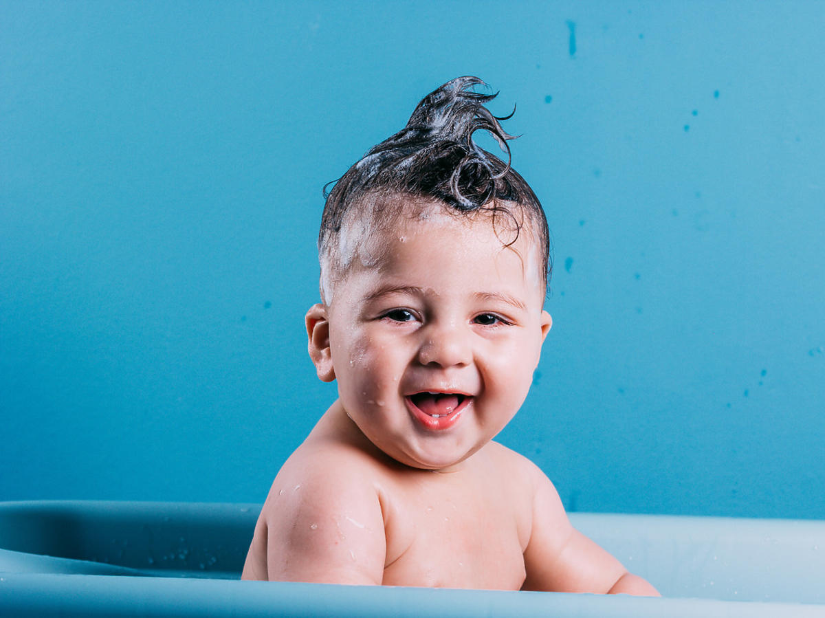 dziecko w kąpieli NIVEA BABY