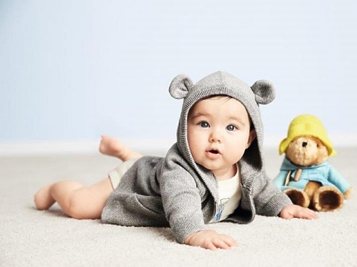 Dziecko w ubranku z kolekcji Miś Paddington/ BabyGAP