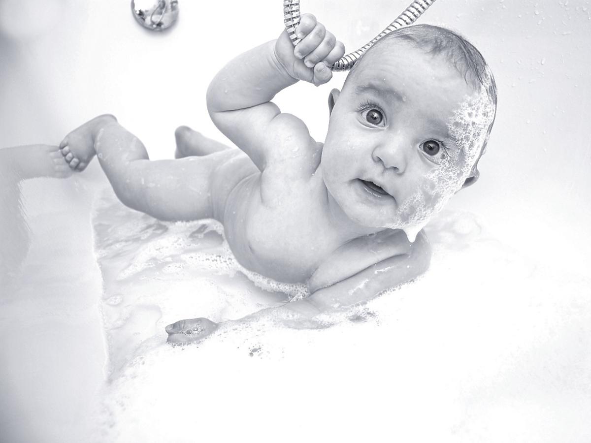 dziecko w wannie, kąpiel niemowlaka
