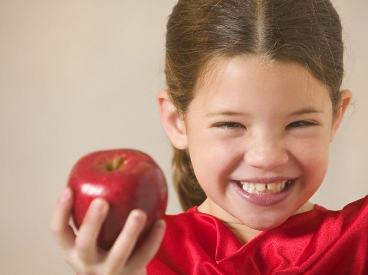 dziewczynka, dziecko, owoce, jabłko