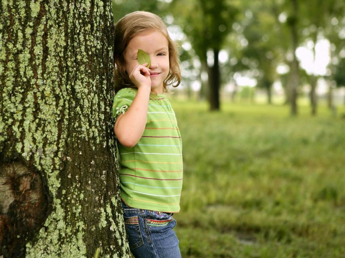 dziewczynka, dziecko, przyroda, ekologia, drzewo