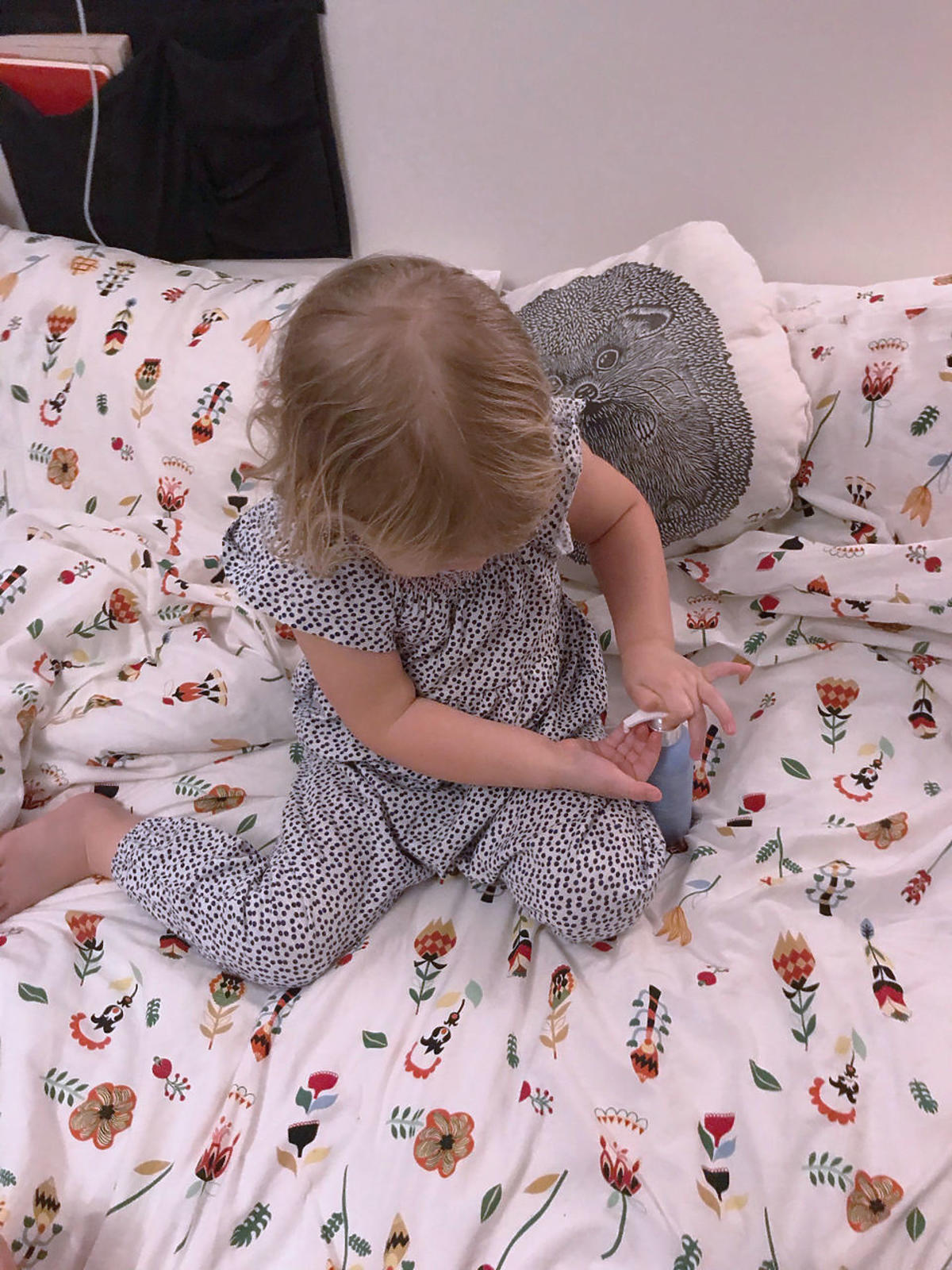 dziewczynka na łóżku testuje BabyBoom