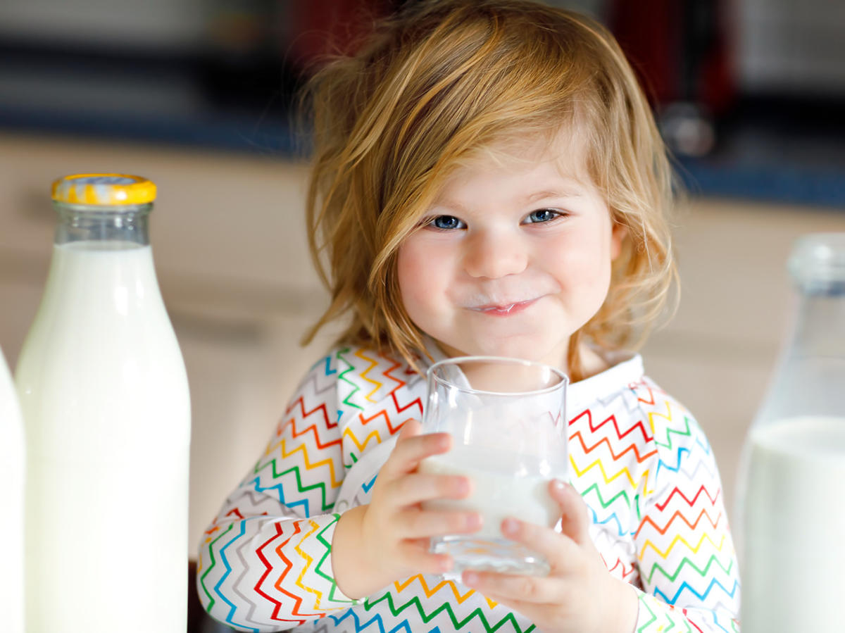 dziewczynka pije mleko