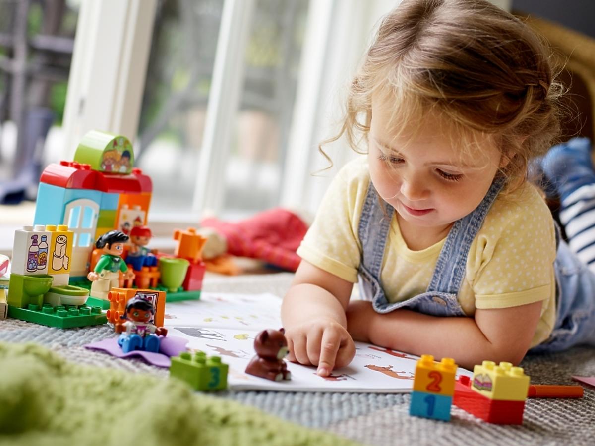 dziewczynka uczy misia Lego Duplo Przedszkole 10833.jpg