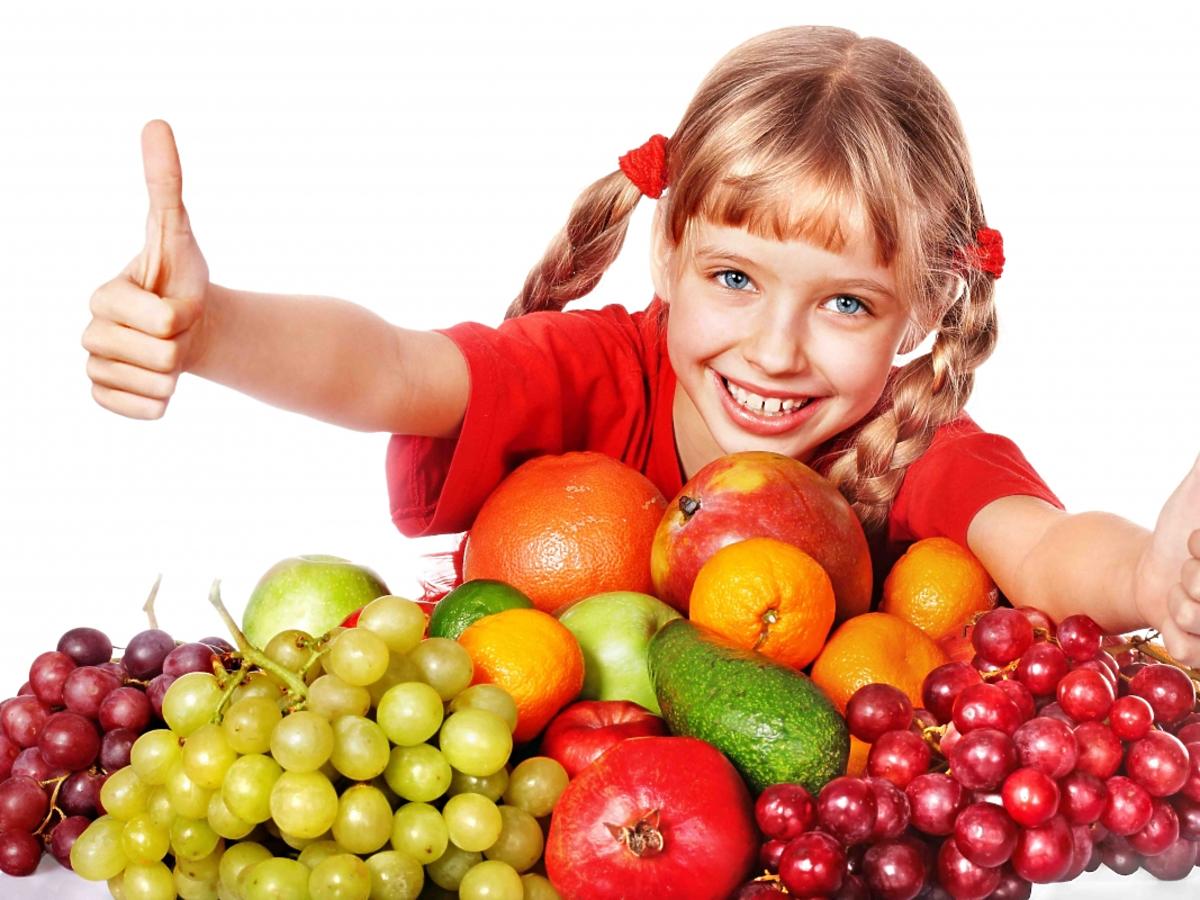 Dziewczynka z owocami