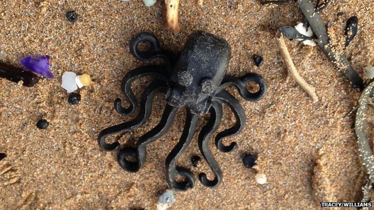 Elementy Lego znalezione na plaży w Kornwalii