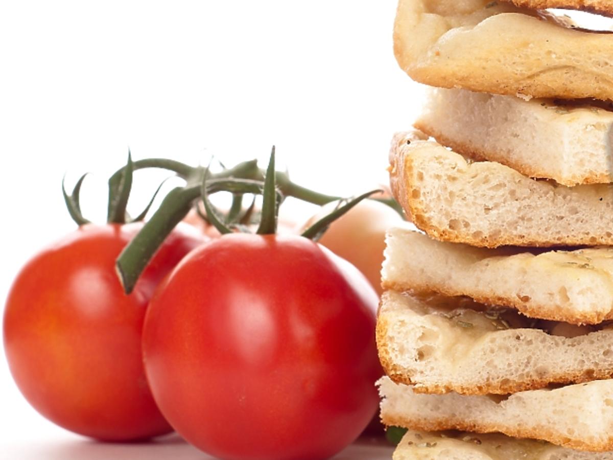 Focacci z suszoną papryką, pomidorami i bazylią - przepis