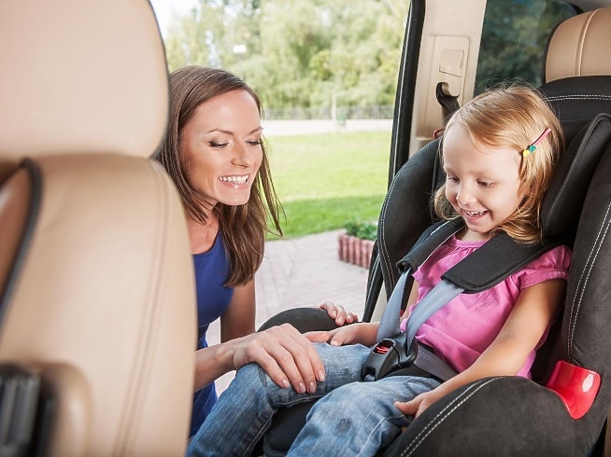 fotelik samochodowy, dziecko w samochodzie, bezpieczeństwo na drodze, podróże