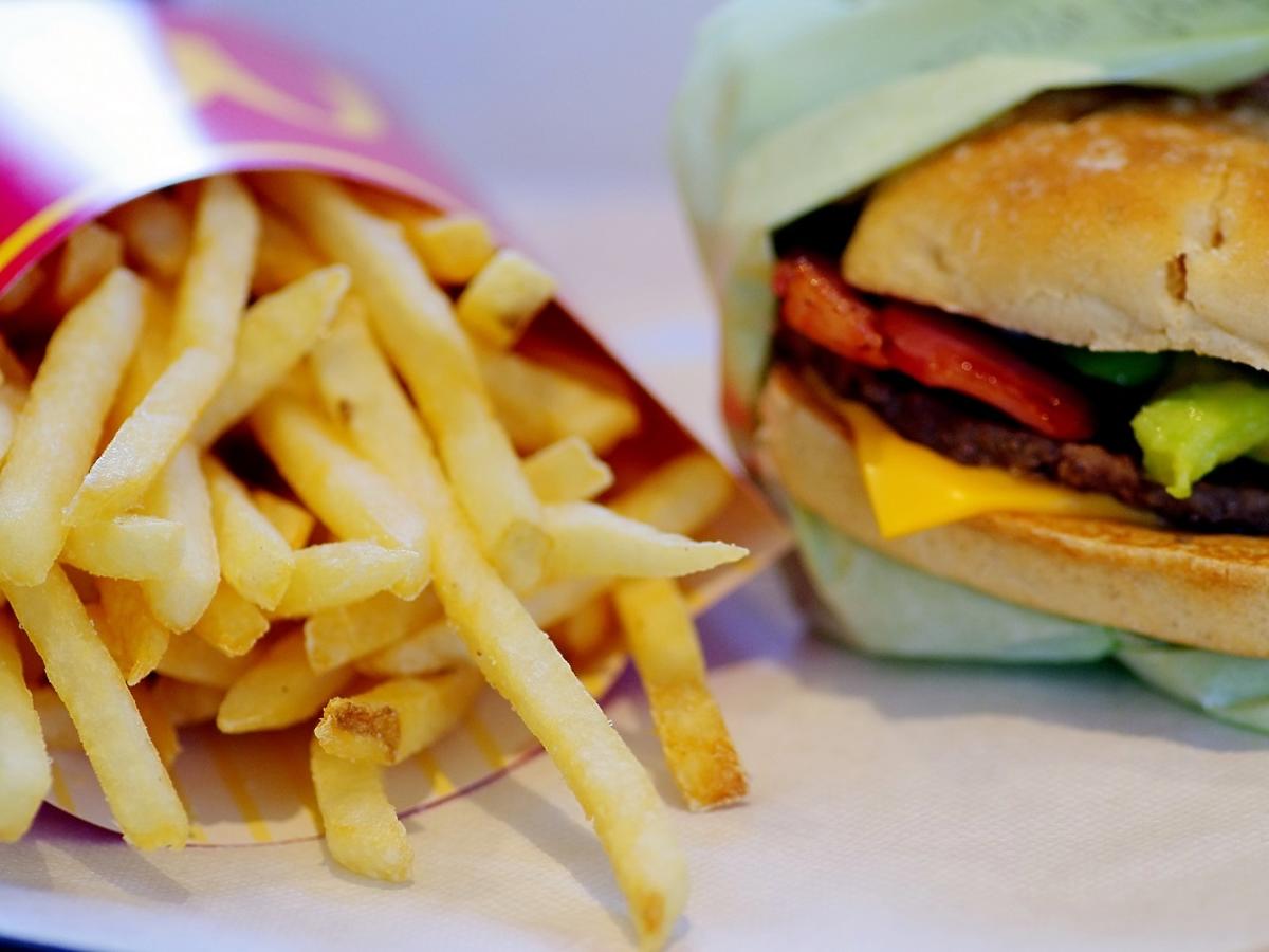 Frytki i hamburger, śmieciowe jedzenie, fast food