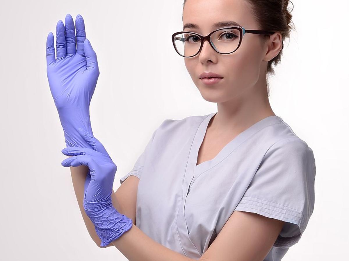 jak bezpiecznie zdjąć rękawiczki jednorazowe?