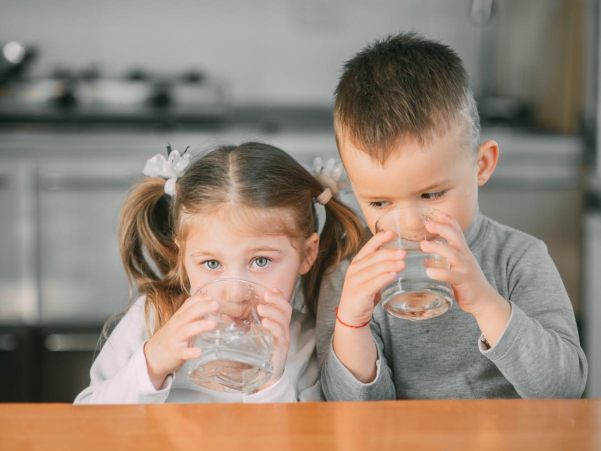 Jak przekonać dziecko do picia wody? Rusza program edukacyjny „Mamo, tato, wolę wodę!”