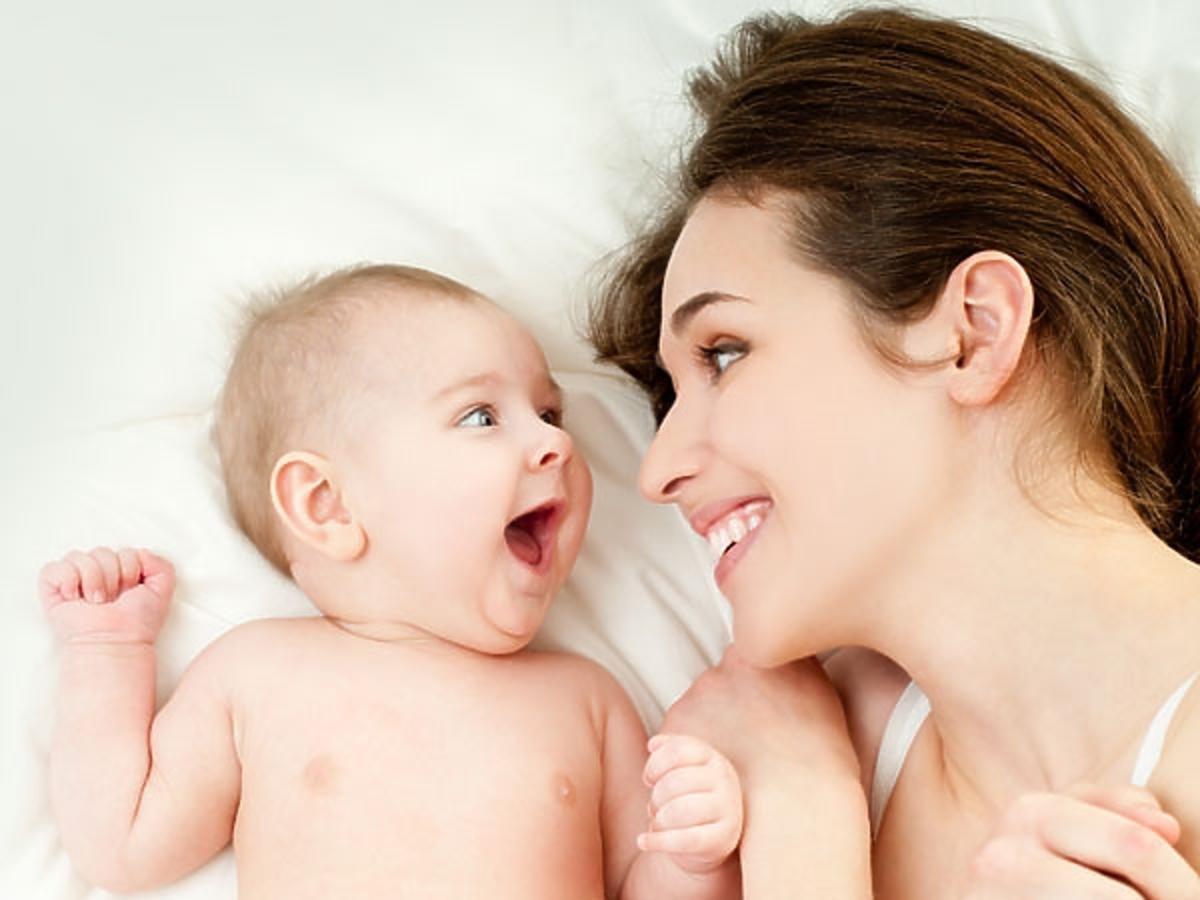 Jak rozwijać zmysły dziecka w wieku 0-3 miesiące