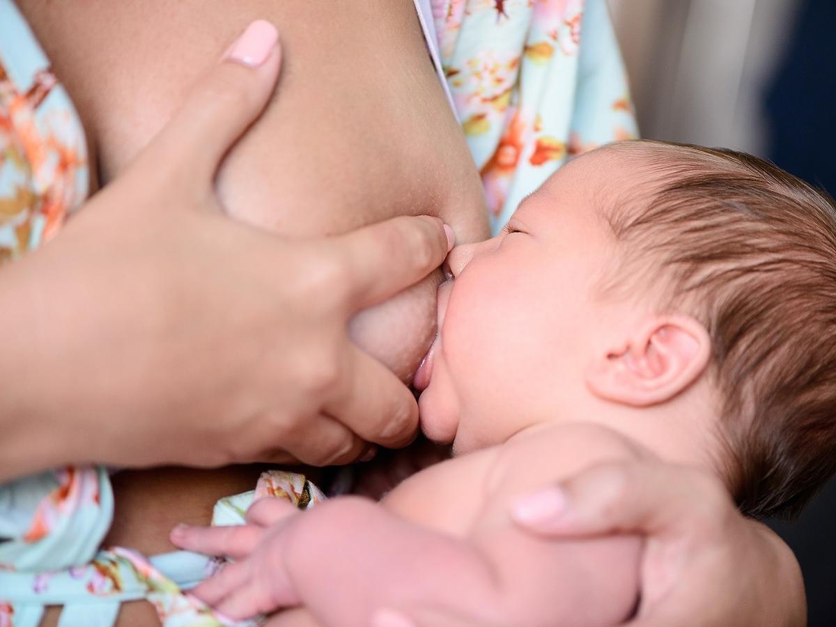 Jak sprawdzić, czy noworodek karmiony piersią się najada?
