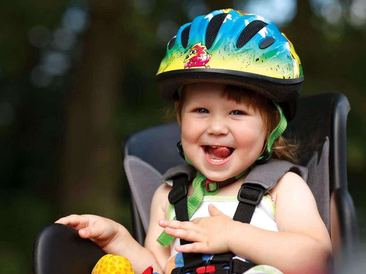 Jak zadbać o bezpieczeństwo dziecka podczas przewożenia go w foteliku rowerowym 