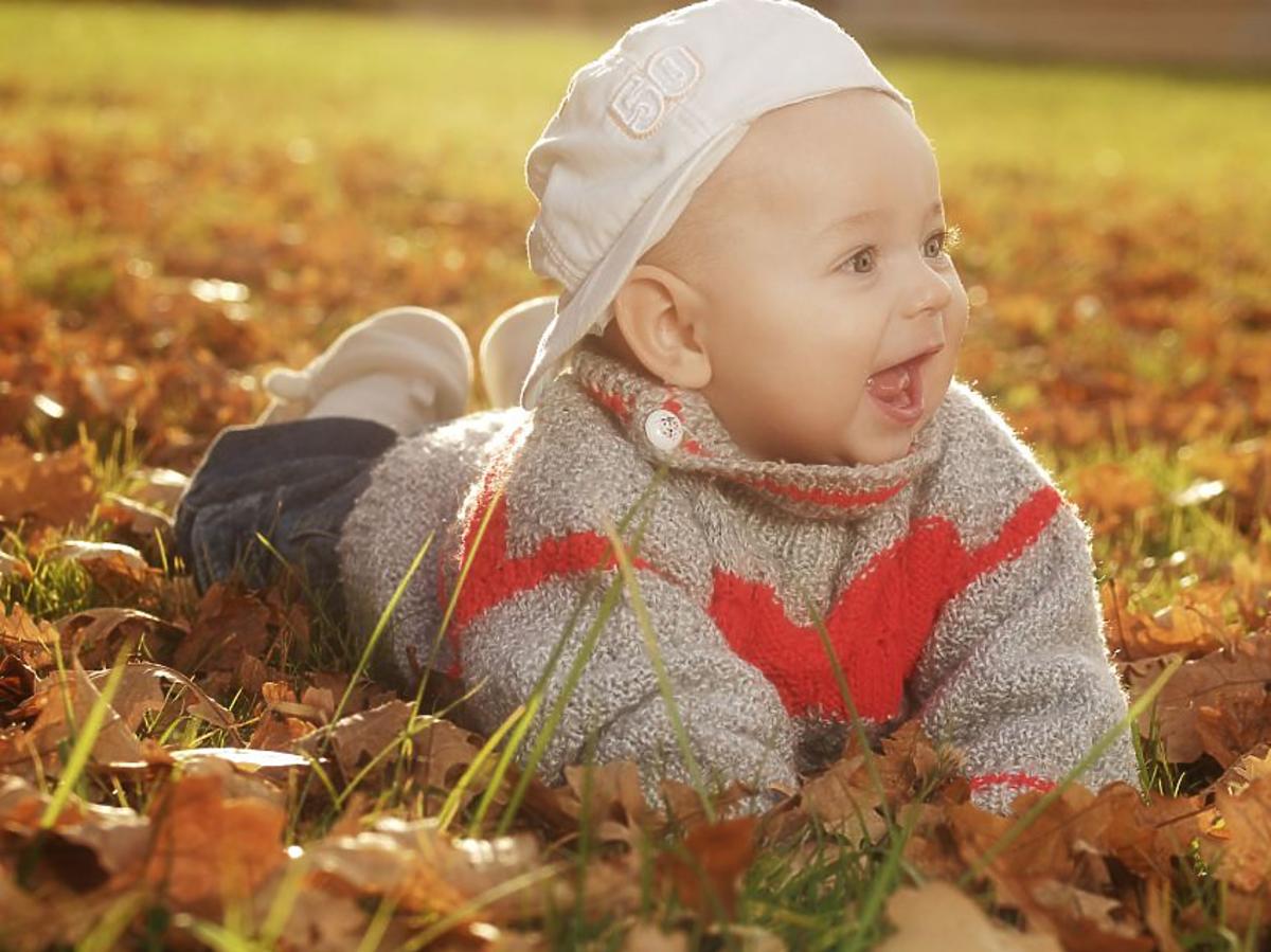 jesień, niemowlę, liście