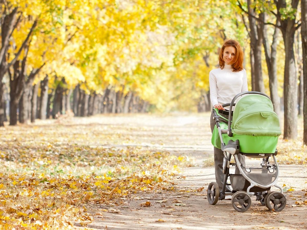 Jesienny spacer z niemowlakiem