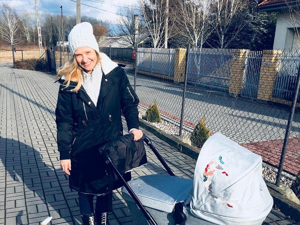 Joanna Koroniewska na spacerze z dzieckiem w wózku