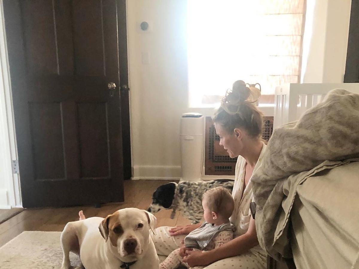 Joanna Krupa z córeczką i psem