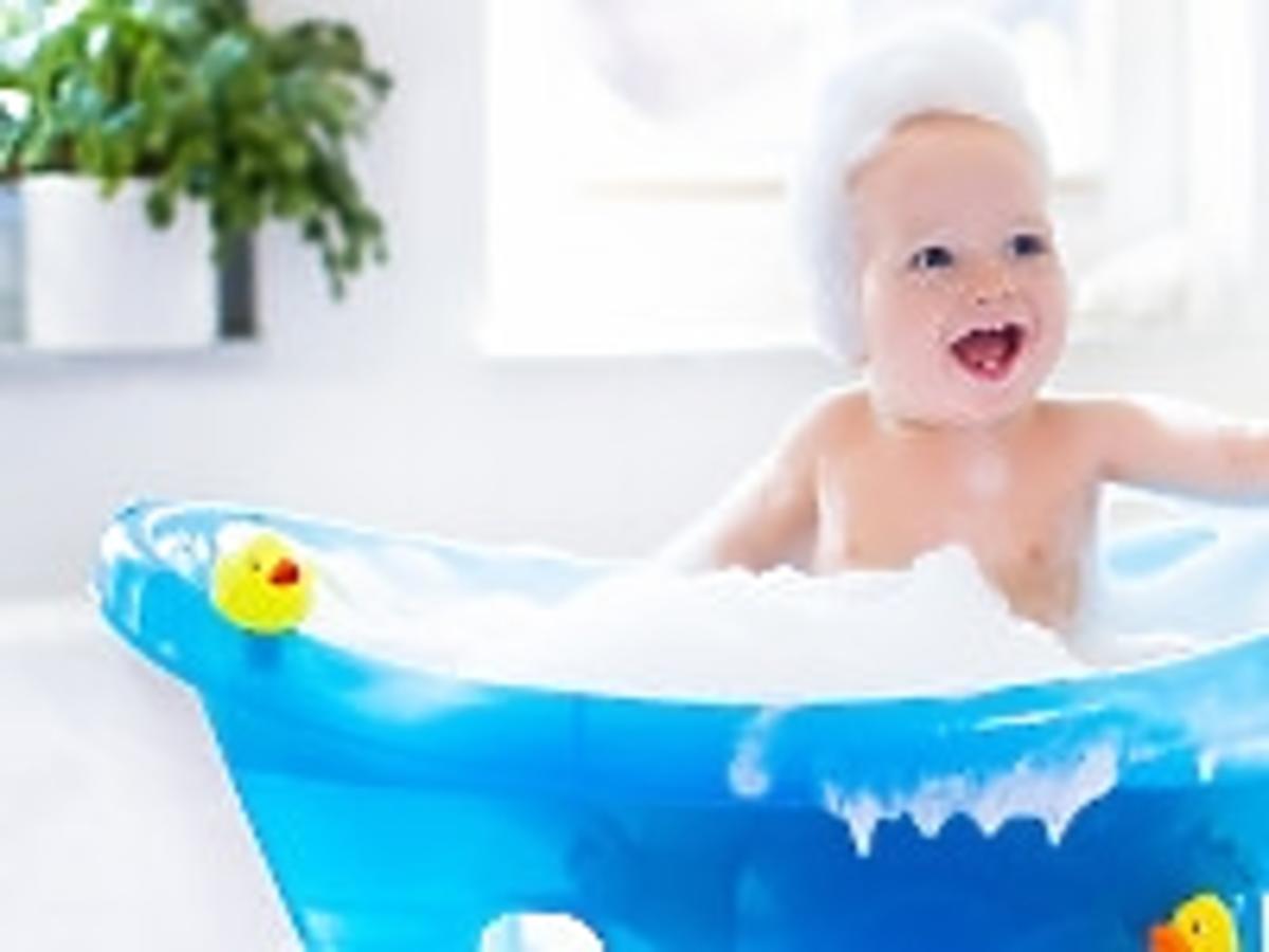 Johnosn's - niemowlę kąpie się w wanience