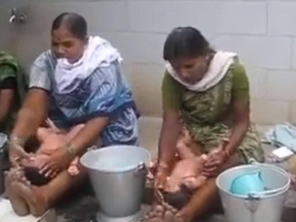 kąpiel niemowlęcia w Indiach