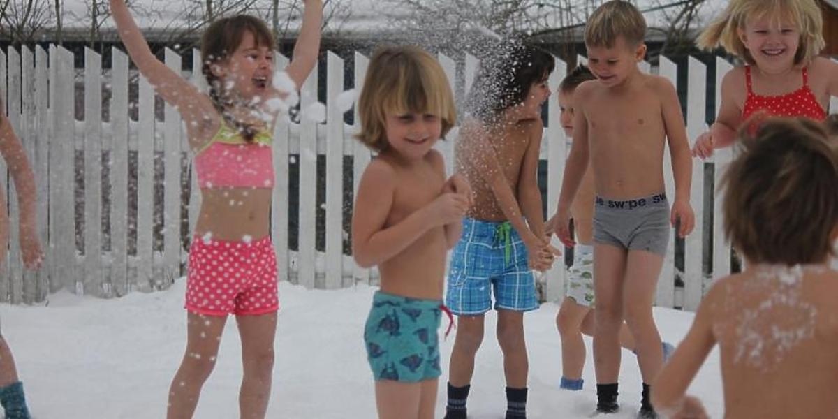 kąpiel śnieżna, hartowanie dzieci, hartowanie przedszkolaków, wzmacnianie odporności dziecka