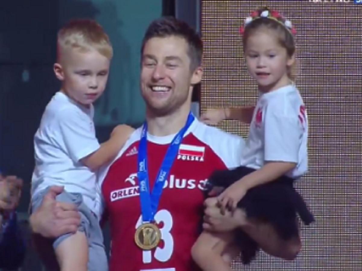 kapitan polskich siatkarzy z dziećmi odbierał złoty medal 