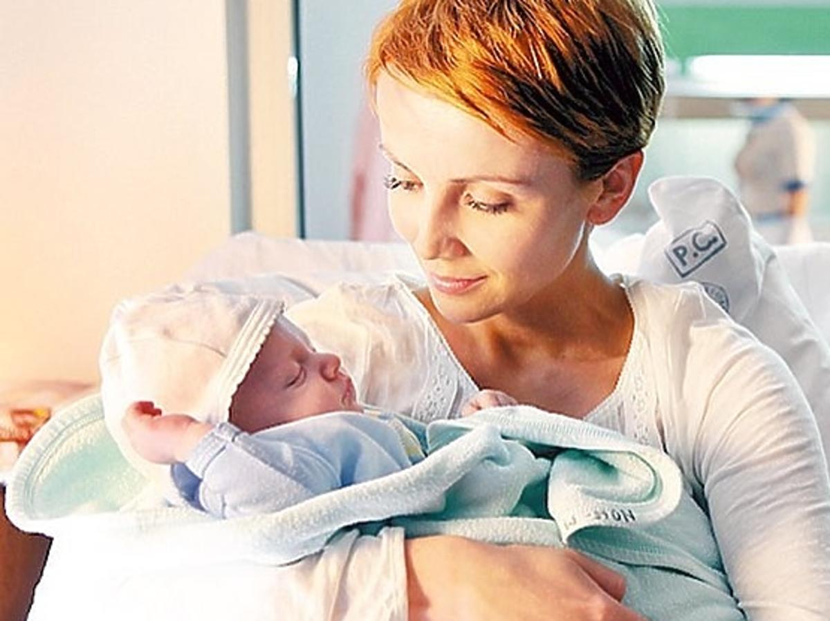 Kasia Zielińska z noworodkiem na rękach