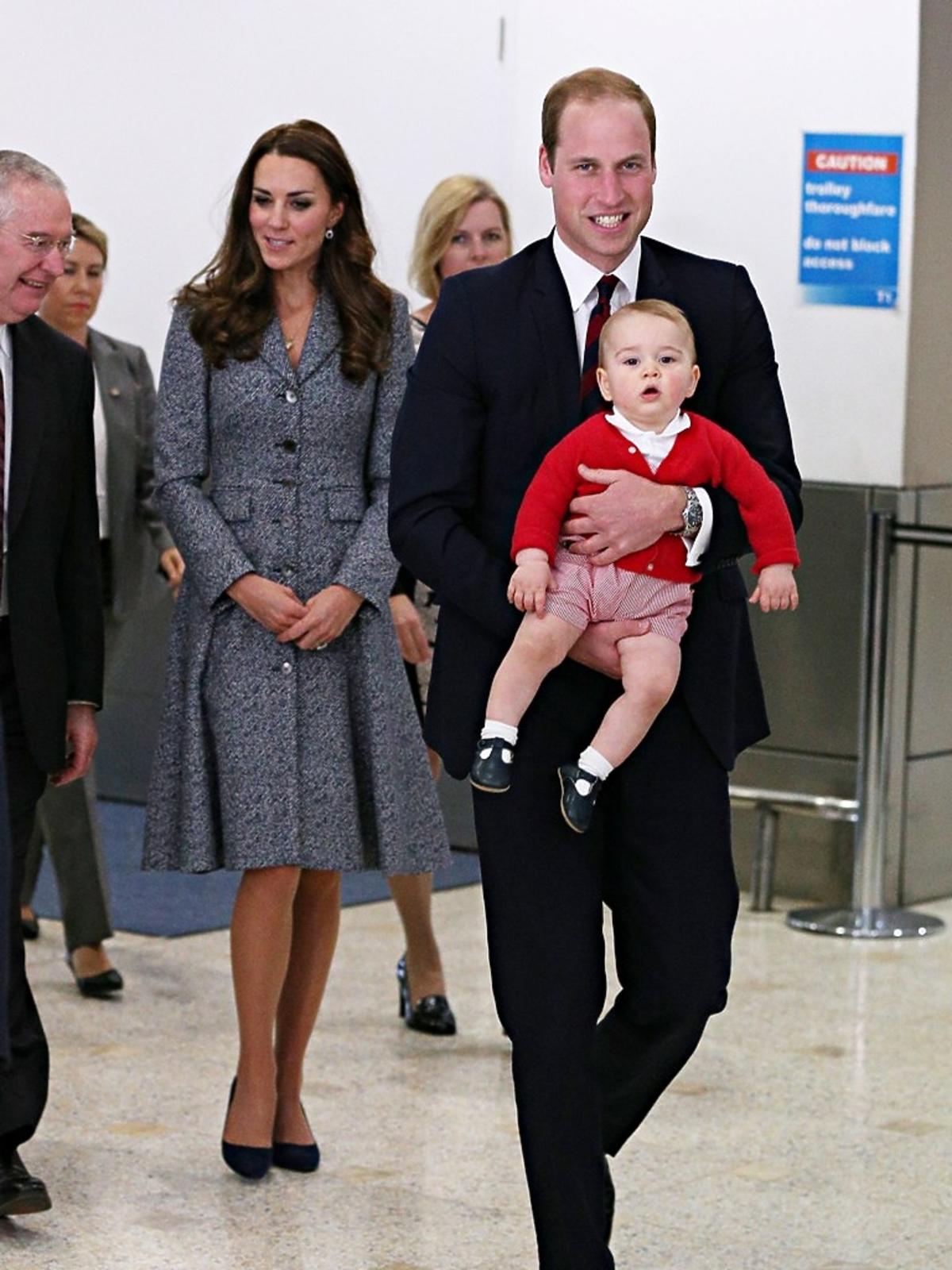 Kate i William z synem Jerzym w czerwony sweterku.jpg