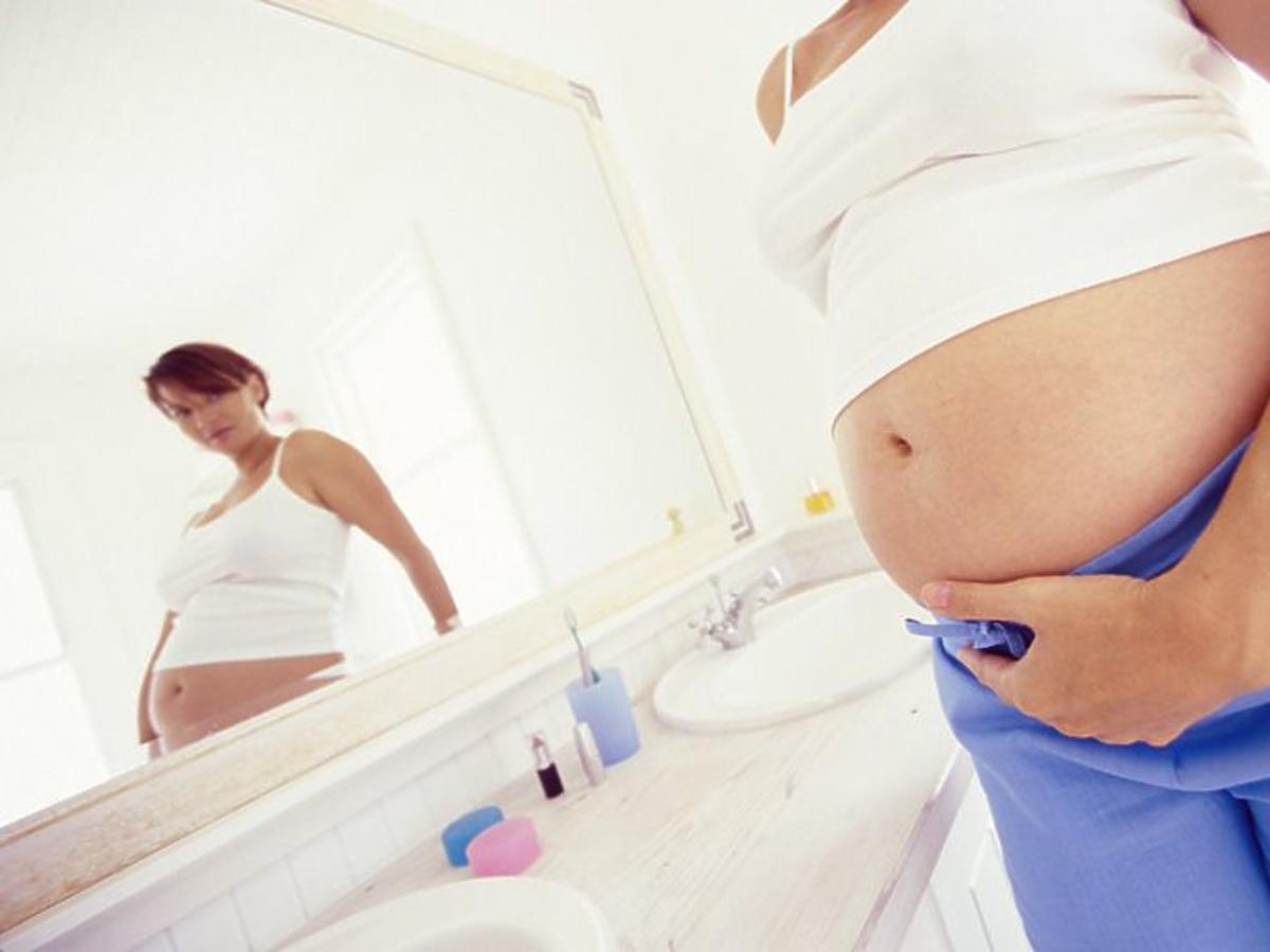kobieta, ciąża, brzuszek, łazienka, lustro