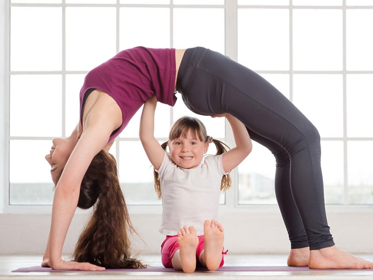 kobieta ćwiczy, dziecko z ćwiczącą mamą