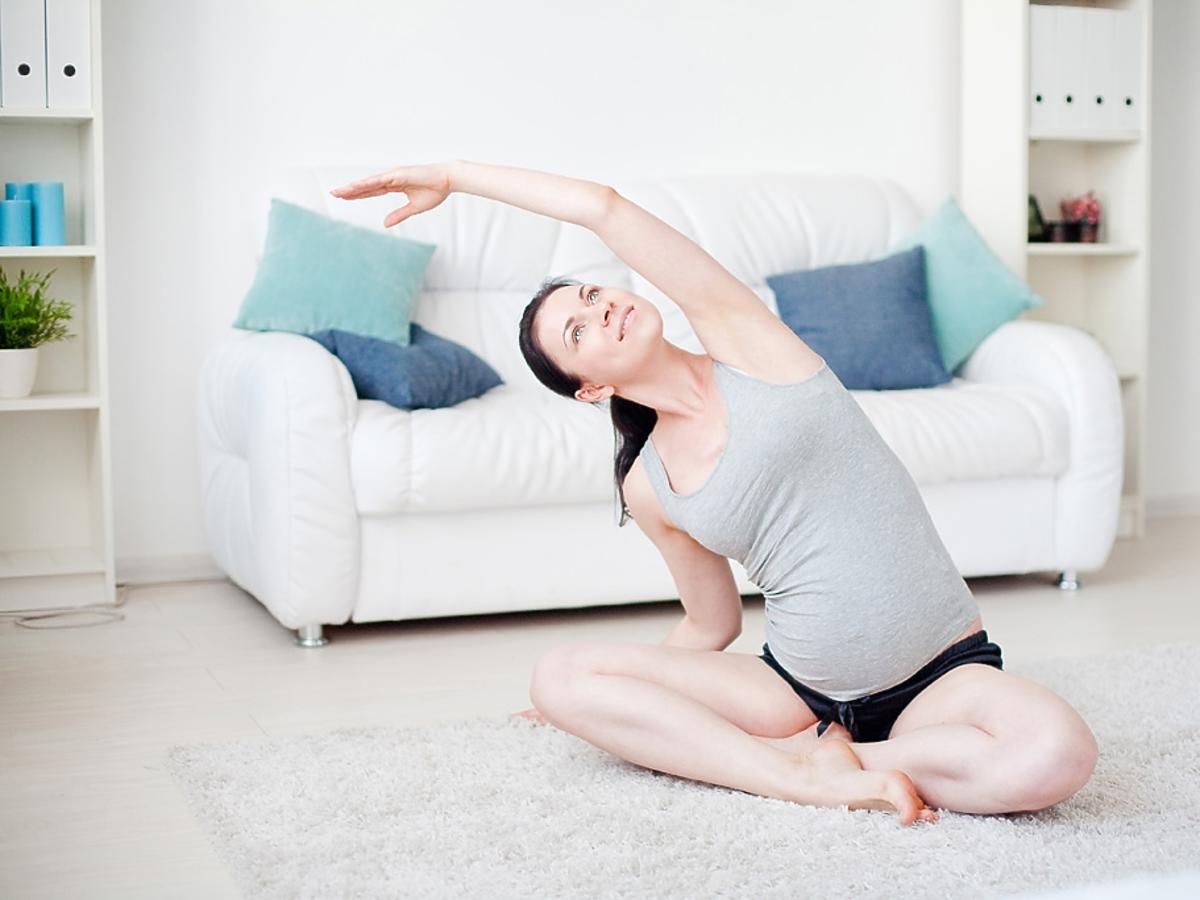kobieta ćwiczy jogę, spalanie kalori po pączkach