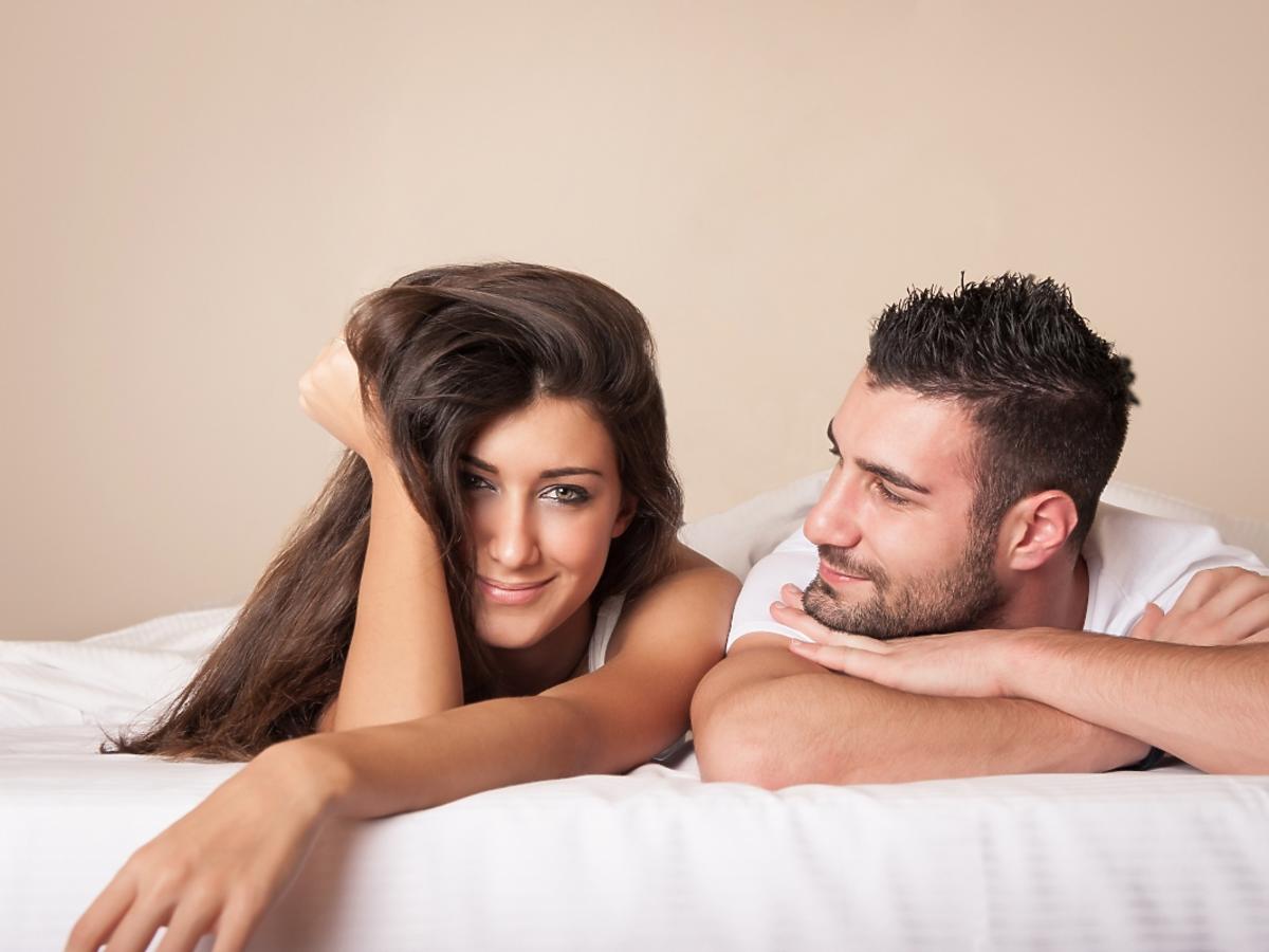 kobieta i mężczyzna w łóżku, seks, współżycie, partnerstwo, miłość