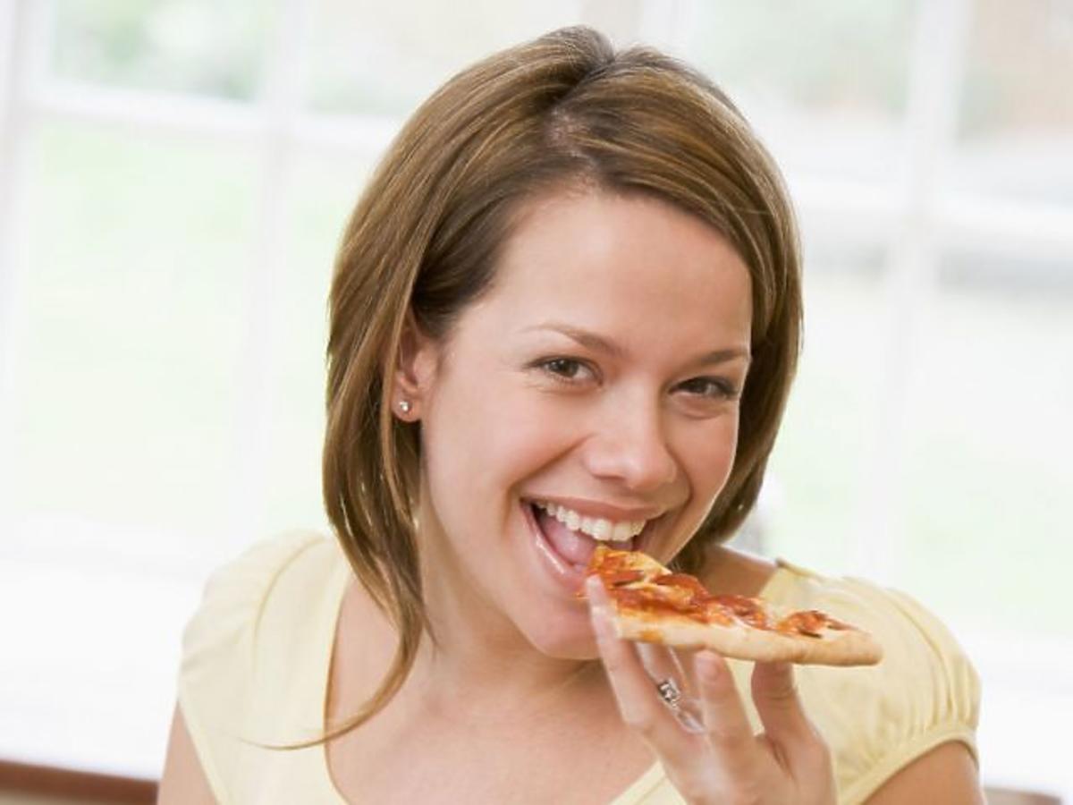 kobieta, kuchnia, ciążą, jeść, pizza, brzuszek